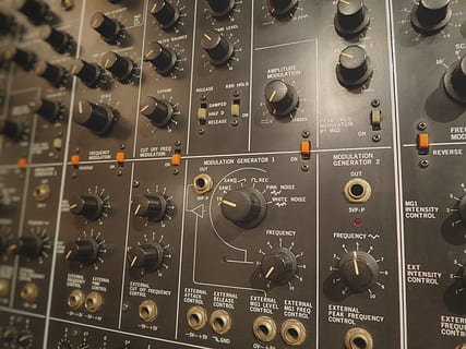 analògic, sintetitzador, botons, consola, lfo, freqüència, electrònica, música, onada, panell, synthé, freqüències, musique, electronique, trànsit, techno, nou, moog, modular, tecnologia, control, equip d’àudio, mesclador de so, equip de gravació de so, perilla, cultura i entreteniment artístic, equipament, a l'interior, estudi de gravació, primer pla, panell de control, cap gent, estudi, marc complet, fons, instrument musical, indústria electrònica, comunicació, polsador, equipament elèctric, complexitat, barreja, component elèctric, bloc de connexió, 5K, CC0, domini públic, lliure de regalies