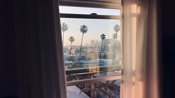 skleněné okno, domovní dekorace, Spojené státy, 3712 w 3. st, Los Angeles, Vzhled interiéru, uvnitř, zábradlí, sloupek, okno, budova, loď, vozidlo, přeprava, záclona, dveře, stínu okna, město, vzestup, městský, průhledný, sklo - materiál, strom, rostlina, Příroda, den, architektura, nikdo, odraz, nebe, stavba, otevřeno, slunečního světla, hledá, sklenka, 4K, CC0, veřejná doména, bez autorských práv
