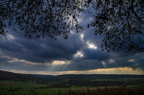 humør, landskab, skyer, solstråle, panorama, efterår, aften, dramatisk, Abendstimmung, belysning, romantisk, atmosfærisk, natur, skumring, Skov, skønhed i naturen, plante, himmel, træ, sky - himmel, scenics - natur, ro, rolig scene, miljø, jord, ingen mennesker, vækst, Mark, ikke-urbane scene, idyllisk, udendørs, landlige scene, sollys, 4K, CC0, offentligt domæne, royaltyfrie