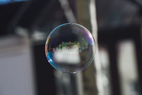 bombolla, esfera, cel, jugar, parc infantil, nen, reflexió, cercle, fora, ennuvolat, volar, duplicació, jugant, lucent, reflexió òptica, reflexió especular, bombolla de sabó, cop, líquid de bombolles de sabó, veure a travès, fragilitat, vulnerabilitat, transparent, sabó sud, centrar-se en primer pla, a l'aire, forma, naturalesa, dia, primer pla, cap gent, forma geomètrica, multicolor, a l'aire lliure, brillant, sabó, enfocament selectiu, lleuger, 5K, CC0, domini públic, lliure de regalies