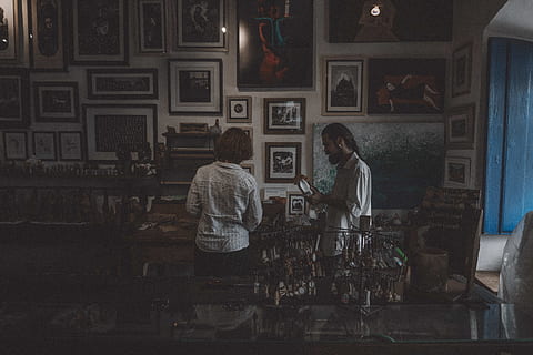 humano, pessoa, trabalhador, barman, bar, balcão de bar, arte, restaurante, design de interiores, dentro de casa, galeria de Arte, café, licor, bebida, álcool, Praça de alimentação, Comida, pintura, quadro-negro, assento, homens, cadeira, união, pessoas reais, sentado, estilos de vida, roupa casual, mesa, adulto, pessoas, mulheres, machos, relaxamento, iluminado, atividade de lazer, comunicação, 5K, CC0, domínio público, royalty free