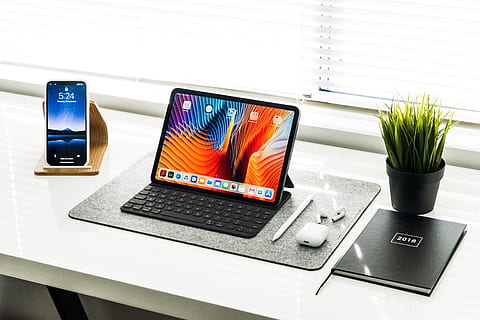 sort ipad, teknologi, trådløs teknologi, meddelelse, forbindelse, computer, bærbar informationsenhed, skærm, smart telefon, bærbar, bord, enhed skærmen, indendørs, mobiltelefon, touch screen, ingen mennesker, potteplante, stilleben, telefon, tæt på, computerudstyr, 4K, CC0, offentligt domæne, royaltyfrie