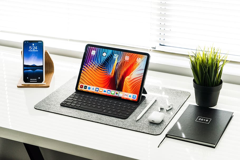 sort ipad, teknologi, trådløs teknologi, meddelelse, forbindelse, computer, bærbar informationsenhed, skærm, smart telefon, bærbar, bord, enhed skærmen, indendørs, mobiltelefon, touch screen, ingen mennesker, potteplante, stilleben, telefon, tæt på, computerudstyr, 4K
