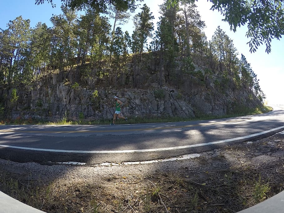 correr, corredor, corrent, arbres, roques, costa avall, man bun, ciutat ràpida, Dakota del Sud, arbre, planta, llum solar, naturalesa, carretera, dia, creixement, transport, ombra, cap gent, tranquil·litat, direcció, el camí a seguir, bellesa a la natura, escena tranquil·la, a l'aire lliure, carretera buida, terra, bosc, cel, 4K