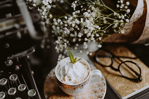 café, decorativo, vaso, dorado, ornamento, jaula, crema batida, arte volador de la deco, comida y bebida, comida, nadie, mesa, frescura, flor, planta, adentro, planta floreciendo, de cerca, naturaleza, vista de alto ángulo, enfoque selectivo, indulgencia, naturaleza muerta, bienestar, material de madera, beber, el color blanco, tentación, bandeja, arreglo floral, vajilla, 2K, CC0, dominio público, libre de derechos