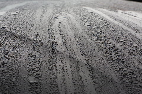 gocce di pioggia, piovere, bagnato, far cadere, mezzi di trasporto, nessuno, modello, avvicinamento, natura, sfondi, fotogramma intero, acqua, pioggia, traccia di pneumatico, strada, messa a fuoco selettiva, all'aperto, strutturato, modo di trasporto, vetro - materiale, pneumatico, ruota, goccia di pioggia, stagione piovosa, 5K, CC0, dominio pubblico, privo di copyright