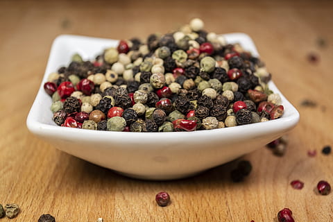 pebre, espècia, agut, cuinar, curry, menjar, picant, gust, ingredient, cuina, pebre vermell, Xile, grans de pebre, fusta, rústic, temporada, bol, porcellana, deliciós, sopar, natural, bio, menjar i beguda, frescor, alimentació saludable, benestar, taula, fruita, centrar-se en primer pla, a l'interior, material de fusta, primer pla, natura morta, fruites de baies, cap gent, nabiu de grua, llest per menjar, abundància, enfocament selectiu, vaixella, 5K, CC0, domini públic, lliure de regalies