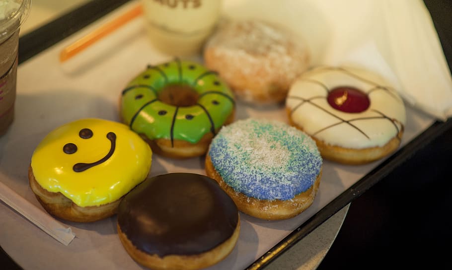 rosquilles, assortit, fleca, feliç, somriu, xocolata, crema, postres, menjar, pastisseria, menjar dolç, dolç, natura morta, menjar i beguda, indulgència, temptació, a l'interior, primer pla, frescor, cap gent, menjar poc saludable, elecció, al forn, multicolor, variació, llest per menjar, vista d’angle alt, enfocament selectiu, element de pastisseria al forn, safata, berenar, 4K