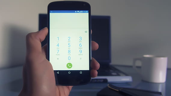 persona, saimniecība, Android viedtālrunis, parādīšana, lietojumprogrammu, elektronika, roka, ekrānā, viedtālrunis, skārienekrāns, cilvēka roku, komunikāciju, viens cilvēks, tehnoloģijas, bezvadu tehnoloģija, cilvēka ķermeņa daļa, portatīvo informācijas ierīci, savienojumu, Mobilais telefons, dzīvesveidu, reāliem cilvēkiem, izmantojot tālruni, tālruni, tuvplāns, koncentrēties uz jaunajām zināšanām, pirkstu, 4K, CC0, publiskais domēns, bez atlīdzības