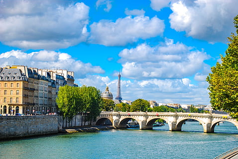 París, puente, río, nubes, ciudad, jábega, Francia, agua, color, viaje, eiffel, paisaje, azul, calma, verano, vacaciones, escénico, al aire libre, estructura construida, arquitectura, exterior del edificio, puente - estructura hecha por el hombre, nube - cielo, cielo, conexión, arco, puente de arco, naturaleza, turismo, destinos de viaje, árbol, frente al mar, nadie, paisaje urbano, 4K, CC0, dominio público, libre de derechos