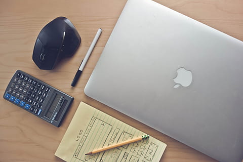 organizovaný, domácí pracovní prostor, pracovního prostoru., jablko notebook, bezdrátový, myš, kalkulačka, poznámkový blok, tužka, pero, umístěny, hnědý, kancelářský stůl, stůl., založit., stůl, vysoký úhel pohledu, uvnitř, sdělení, nikdo, lavice, technologie, nábytek, počítač, stálý život, papír, počítačové vybavení, spojení, bezdrátové technologie, vydání, rezervovat, text, přímo nad, psaní, klávesnice, prázdný, 5K, CC0, veřejná doména, bez autorských práv