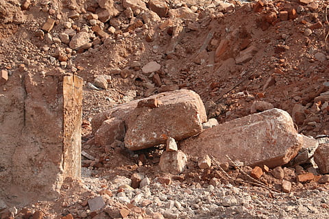 mattone, costruzione, parete, vecchio, architettura, pietra, struttura, natura, nessuno, solido, giorno, terra, osso, roccia, all'aperto, storia, animale, Marrone, roccia - oggetto, avvicinamento, sporco, temi animali, deserto, fauna selvatica, teschio animale, vista dall'alto, 5K, CC0, dominio pubblico, privo di copyright