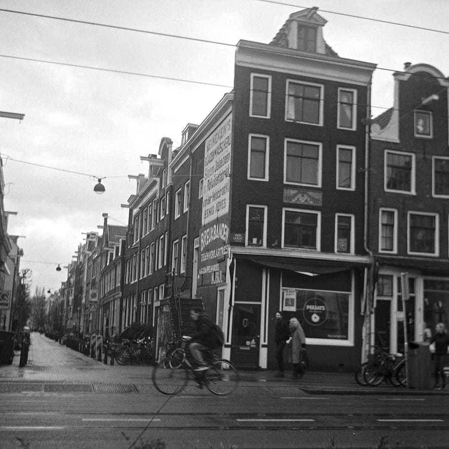 amsterdam, køretøj, cykel, transportmidler, human, person, vej, hjul, maskine, fodgænger, asfalt, by, by-, bygning, gade, vejkryds, film foto, medium format, arkitektur, bygning udvendig, bygget struktur, herrer, rigtige mennesker, gruppe af mennesker, byliv, transportform, land køretøj, dag, himmel, gå, natur, byens gade, udendørs, regn, 2K