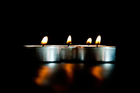 stearinlys, sort baggrund, lys, belysning, aften, festival, flamme, advent, jul, dekoration, ild, brænding, brand - naturligt fænomen, tæt på, varme - temperatur, belyst, indendørs, ingen mennesker, studio skud, i en række, gruppe af objekter, kopiere plads, afspejling, mørk, selektiv fokusering, fest, natur, elektrisk lampe, religiøst udstyr, 4K, CC0, offentligt domæne, royaltyfrie