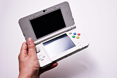 persona, detenzione, grigio, nintendo gameboy advance, 3ds, controllo, display, gioco, mano, nintendo, portatile, schermo, tecnologia, console per videogiochi, mano umana, parte del corpo umano, girato in studio, tecnologia wireless, una persona, schermo a cristalli liquidi, comunicazione, dispositivo di informazione portatile, connessione, sfondo bianco, avvicinamento, computer, attività commerciale, touch screen, attrezzatura, dito, materiale elettrico, 5K, CC0, dominio pubblico, privo di copyright