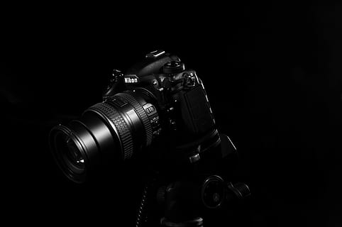fotocamera dslr nera, telecamera, elettronica, Camera digitale, videocamera, schermo, tenere sotto controllo, display, Schermo a cristalli liquidi, lenti della macchina fotografica, cinghia, fiore, pianta, gladiolo, fiorire, all'aperto, notte, natura, lettore di cassette, silhouette, astronomia, temi fotografici, macchina fotografica - attrezzatura fotografica, tecnologia, attrezzatura fotografica, sfondo nero, obiettivo - strumento ottico, avvicinamento, girato in studio, in casa, copia spazio, Fotografare, attività, colore nero, in stile retrò, attrezzatura, nessuno, lente - occhio, fatto dall'uomo, fotocamera reflex, 4K, CC0, dominio pubblico, privo di copyright