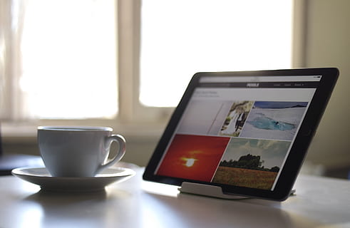 ipad, tavoletta, aggeggio, moderno, tecnologia, pixel, touch screen, Internet, del browser, elettronica, tazza, piattino, caffè, bere, ufficio, lavoro, finestra, attività commerciale, boccale, tecnologia wireless, tavolo, tazza di caffè, caffè - bevanda, cibo e bevande, comunicazione, giorno, connessione, in casa, vasellame, il computer portatile, rinfresco, computer, avvicinamento, nessuno, tazza di tè, caffetteria, 1080P, CC0, dominio pubblico, privo di copyright