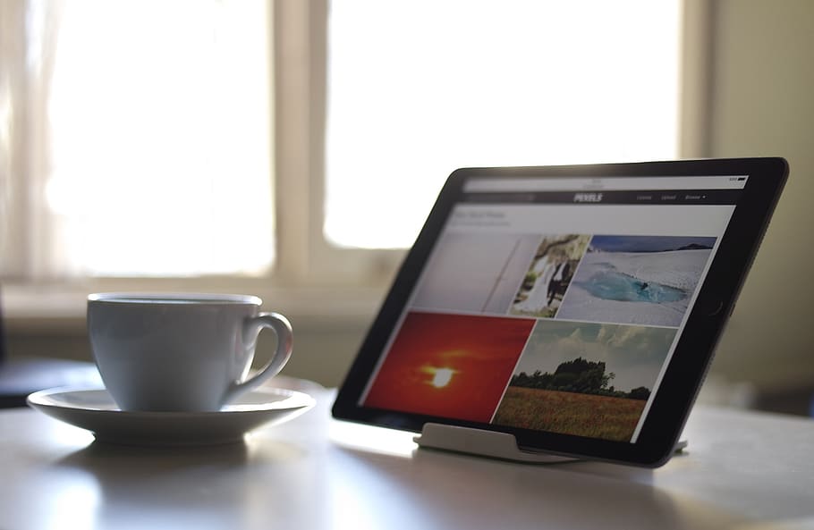 ipad, tauleta, gadget, modern, tecnologia, píxels, pantalla tàctil, Internet, navegador, electrònica, tassa, plat, cafè, beure, oficina, treballar, finestra, negocis, tecnologia sense fils, taula, tassa de cafè, cafè - beguda, menjar i beguda, comunicació, dia, connexió, a l'interior, vaixella, portàtil, refresc, ordinador, primer pla, cap gent, tassa de te, cafeteria, 1080P