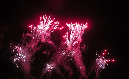 Feuerwerk, Feier, Nacht-, Bewegung, explodiert, Himmel, Veranstaltung, Natur, keine Leute, beleuchtet, mehrfarbig, pinke Farbe, Kunst, Kultur und Unterhaltung, draußen, lila, rot, Flachwinkelansicht, dunkel, Silvester, schwarzer Hintergrund, Feuerwerk - künstliches Objekt, explosiv, Verschmutzung, 4K, CC0, gemeinfrei, lizenzfrei