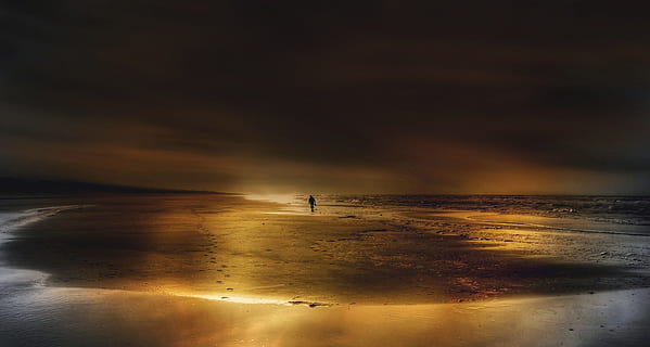 solo, umano, attività, spiaggia, riva, riva del mare, oceano, mare, onda, ondulato, acqua, flusso, natura, paesaggio, tramonto, cielo, terra, scenics - natura, nuvola - cielo, bellezza nella natura, orizzonte, orizzonte sull'acqua, riflessione, silhouette, la tranquillità, scena tranquilla, persona irriconoscibile, sabbia, colore arancione, all'aperto, 2K, CC0, dominio pubblico, privo di copyright