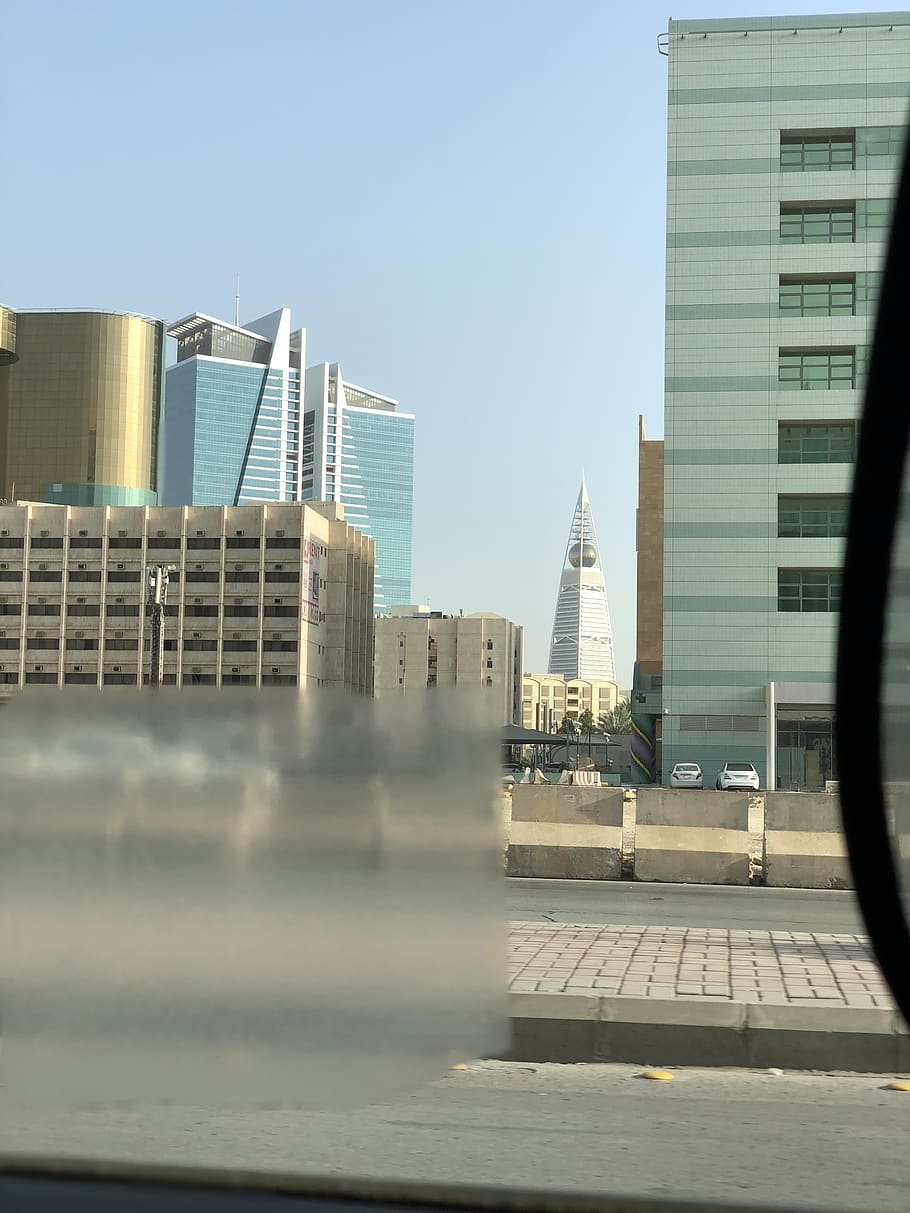 Riyadh, carrer, exterior de l'edifici, arquitectura, estructura construïda, cel, ciutat, edifici, cel clar, dia, naturalesa, exterior d’edifici d’oficines, gratacels, cap gent, alta - alta, a l'aire lliure, centrar-se en fons, llum solar, oficina, modern, torre, paisatge urbà, districte financer, 4K