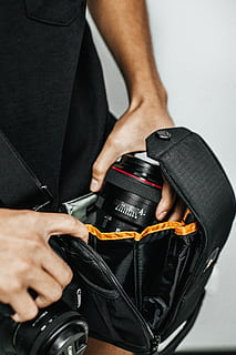 fotocamera dslr nera, umano, persona, elettronica, telecamera, lenti della macchina fotografica, dito, cerniera, tastiera, ruota in lega, macchina, ha parlato, ruota, Camera digitale, giacca, abbigliamento, capi di abbigliamento, cappotto, videocamera, figurina, cilindro, persone reali, una persona, uomini, mano umana, mano, Sezione centrale, in casa, parte del corpo umano, detenzione, colore nero, occupazione, parte del corpo, avvicinamento, Borsa, in piedi, adulto, sicurezza, ventiquattrore, build muscolare, 5K, CC0, dominio pubblico, privo di copyright