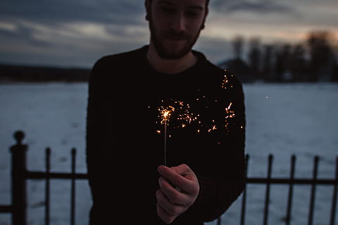 persona que sosté petard, borrós, fons borrós, núvols, tarda, focs artificials, paisatge, exposició llarga, home, persona, sparklers, posta de sol, lapse de temps, aigua, desgast, una persona, cremant, naturalesa, cel, celebració, de peu, vista frontal, foc, flama, núvol - cel, retrat, centrar-se en primer pla, adult jove, vespre, a l'aire lliure, foc - fenomen natural, cintura cap amunt, sparkler, espurnes, 4K, CC0, domini públic, lliure de regalies