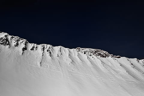 sneklædt bjerg, udendørs, bjerg, natur, bjergkæde, spids, hældning, sne, is, sport, piste, gletscher, patrick hendry, snowboarding, stå på ski, fritids aktiviteter, eventyr, plateau, gelænder, kold temperatur, vinter, miljø, scenics - natur, skønhed i naturen, vintersport, hvid farve, landskab, himmel, snedækket bjerg, ingen mennesker, jord, ro, ikke-urbane scene, kopiere plads, nåletræ, ekstremt vejr, skisportssted, 8K, CC0, offentligt domæne, royaltyfrie