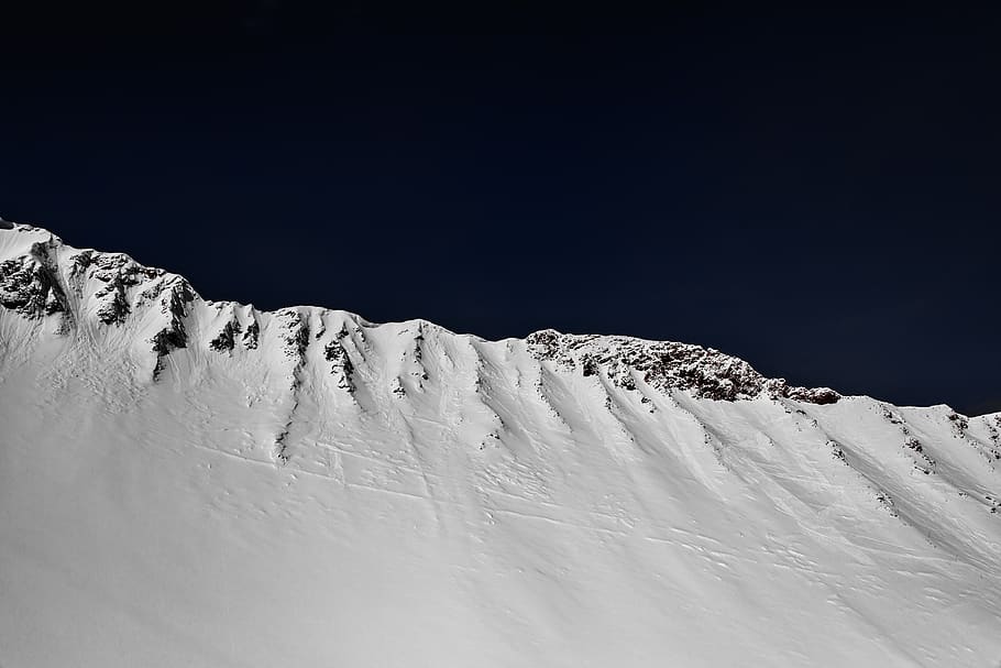 muntanya coberta de neu, a l'aire lliure, muntanya, naturalesa, Serra, pic, pendent, neu, gel, esport, esports, pista, glacera, patrick hendry, surf de neu, esquiar, activitats de lleure, aventura, altiplà, barana, temperatura de fred, hivern, medi ambient, escenics - natura, bellesa a la natura, esport d'hivern, Color blanc, paisatge, cel, muntanya nevada, cap gent, terra, tranquil·litat, escena no urbana, còpia espai, arbre de coníferes, clima extrem, estació d'esquí, 8K