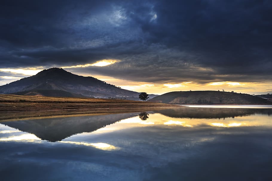 refleksja górska, ciało, woda, plaża, chmury, cloudscape, świt, zmierzch, wieczór, horyzont, jezioro, krajobraz, Góra, Natura, ocean, na dworze, odbicie, sceniczny, morze, pobrzeże, niebo, skyscape, słońce, zachód słońca, podróżować, drzewo, chmura - niebo, scenics - natura, piękno natury, spokój, spokojna scena, scena pozamiejska, pasmo górskie, idylliczny, żadnych ludzi, nabrzeże, ośnieżona góra, szczyt górski, laguna, 5K