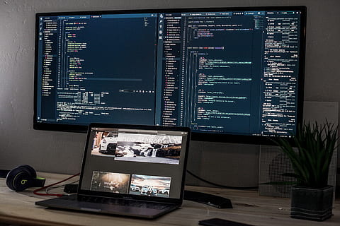gedreht, Laptop-Computer, Technologie, Computer, Tabelle, Kommunikation, keine Leute, Gerätebildschirm, drinnen, Computerausrüstung, Bildschirm, Computerbildschirm, Verbindung, Möbel, modern, Schreibtisch, Desktop-PC, Büro, Geschäft, Stillleben, Computer Tastatur, 4K, CC0, gemeinfrei, lizenzfrei