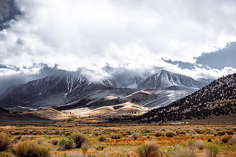 muntanya coberta de neu, durant el dia, núvol, muntanya, camp, paisatge, a l'aire lliure, herba, naturalesa, ennuvolat, arbust, nevat, tempesta, mono, serra nevada, californium, prada, canviant d'humor, neu, escenics, cim de muntanya, glacera, Serra, gel, bellesa a la natura, himalayas, viatjar, núvol - cel, cel, vall, estiu, hivern, Tibet, rock - object, asia, blau, llac, tardor, senderisme, cloudscape, turó, 5K, CC0, domini públic, lliure de regalies