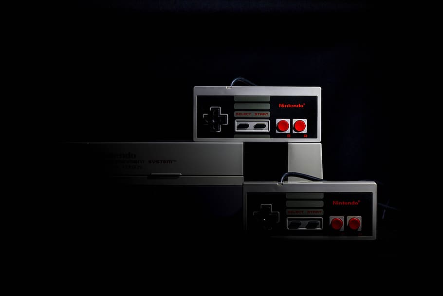 Joc de nintendo nes, consola, conjunt, botons, fosc, disseny, electrònica, equipament, joc, nes, Nintendo, coixinets, tecnologia, tir de l'estudi, a l'interior, fons negre, cap gent, comunicació, temps, rellotge digital, primer pla, nombre, rellotge, còpia espai, il·luminat, control, nit, pantalla digital, cultura i entreteniment artístic, seguretat, 4K