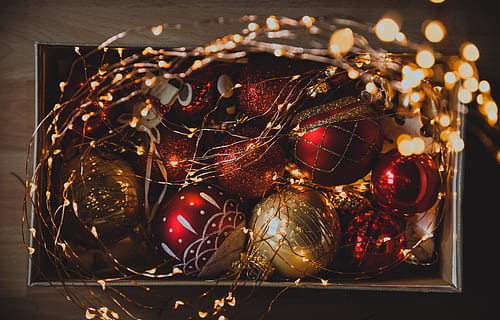 luci stringa accese, Natale, palle di natale, decorazioni natalizie, luci di Natale, addobbi natalizi, luci di stringa, cibo, cibo e bevande, nessuno, in casa, contenitore, natura morta, decorazione, avvicinamento, cestino, decorazione natalizia, freschezza, ornamento di Natale, vista dall'alto, vacanza, animale, mangiare sano, celebrazione, benessere, 5K, CC0, dominio pubblico, privo di copyright