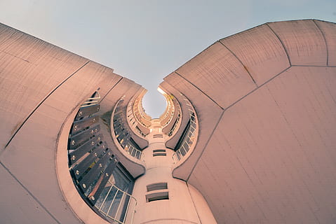 arquitectura, edifici, estructura, disseny, art, blau, cel, estructura construïda, vista d’angle baix, exterior de l'edifici, cap gent, naturalesa, dia, forma, a l'aire lliure, cel clar, llum solar, ciutat, patró, directament a sota, funció de construcció de parets, sostre, 5K, CC0, domini públic, lliure de regalies