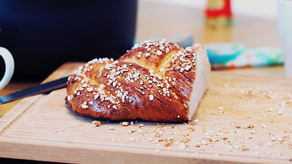 llesca de pa marró, cocció, borrós, pa, esmorzar, primer pla, producte diari, deliciós, menjar, casolà, a l'interior, nutrició, placa, tall, berenar, natura morta, taula, saborós, tradicional, fusta, menjar i beguda, frescor, alimentació saludable, material de fusta, cap gent, al forn, menjar dolç, utensili per menjar, dinar, taula de tallar, cuina, dolç, postres, estil de vida saludable, sopar, element de pastisseria al forn, 4K, CC0, domini públic, lliure de regalies