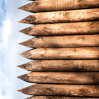fundal, bord, maro, culoare, birou, exterior, material, model, scândură, stare brută, probă, structura, suprafaţă, textură, texturată, lemn, de lemn, nici o persoana, lemn - material, vedere unghiulară joasă, zi, arhitectură, construită, a închide, natură, în aer liber, lumina soarelui, grămadă, cer, metal, creativitate, exteriorul clădirii, să se concentreze asupra primelor elemente, nor - cer, natură moartă, 2K, CC0, domeniu public, fără drepturi de autor