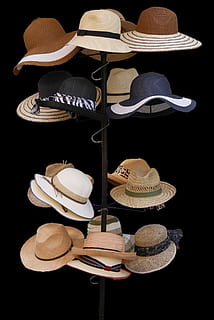 Sammlung, Hut, Objekt, Kopf, Abdeckung, schwarzer Hintergrund, Variation, drinnen, Wahl, Strohhut, Stillleben, Kleidung, Sonnenhut, keine Leute, Studioaufnahme, Schuh, große gruppe von gegenständen, Mode, in einer Reihe, Nahansicht, Cowboy-Hut, Verkauf, Muster, Versuchung, 1080P, CC0, gemeinfrei, lizenzfrei