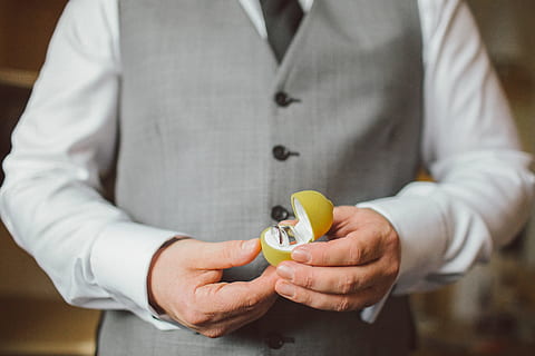 Bräutigam, Hochzeit, Hochzeitsring, Mann, männlich, nervös, glücklich, passen, grau, Krawatte, Mode, Menschen, Mittelteil, halten, menschliche Hand, Hand, Erwachsene, menschliches Körperteil, Vorderansicht, gesundes Essen, Männer, drinnen, Obst, Lebensmittel, Geschäft, Nahansicht, Essen und Trinken, Wohlbefinden, gesunder Lebensstil, Stehen, Verantwortung, 5K, CC0, gemeinfrei, lizenzfrei