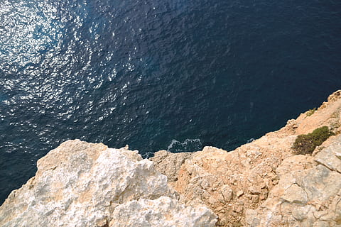 Malte, Cominotto, oceano, onde, roccia, scogliere, mare, forme, simpatico, Malta, panoramica, blu, solido, acqua, roccia - oggetto, bellezza nella natura, scenics - natura, vista dall'alto, formazione rocciosa, giorno, natura, nessuno, la tranquillità, scena tranquilla, all'aperto, luce del sole, idilliaco, spiaggia, movimento, costa rocciosa, 5K, CC0, dominio pubblico, privo di copyright