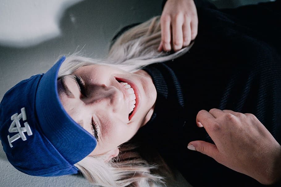 in posa, carina, studio, nero, blu, bionda, estroverso, bellissimo, modello, sorriso, sorridere, Esplorare, eccitato, contento, Los Angeles, amore, donna, ragazza, colpo alla testa, in casa, ritratto, adulto, due persone, giovane adulto, occhi chiusi, donne, stili di vita, giovani donne, persone, persone reali, rilassamento, parte del corpo umano, attività di svago, abbigliamento casual, capelli, avvicinamento, bella donna, acconciatura, volto umano, adolescente, 5K