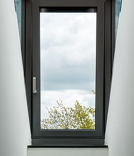 okno, architektura, budova, Německo, freiberg, dveře, střešní okno, zelená, strom, Černá, mrak, zataženo, chladný, sachsen, bydlení, nábytek, židle, domovní dekorace, kancelářská budova, rostlina, sklo - materiál, průhledný, nebe, uvnitř, nikdo, mrak - nebe, Příroda, den, růst, krása v přírodě, parapet, tvar, stavba, okenní rám, 2K, CC0, veřejná doména, bez autorských práv