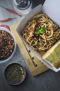 Spaghetti mit Brot, Lebensmittel, Bohnensprosse, Flora, Gemüse, Pflanze, produzieren, sprießen, mandaluyong, Philippinen, Mitnahme, Brot, Kraut, Basilikum, Pfefferflocken, Pasta, asiatisches Essen, Nudel, Chilipulver, Chili-Pfeffer, Nahansicht, Essen und Trinken, Frische, drinnen, High Angle View, Tabelle, italienisches Essen, fertig für den Verzehr, Schüssel, gesundes Essen, keine Leute, Stillleben, Wohlbefinden, direkt darüber, Container, Teller, würzen, Garnierung, 4K, CC0, gemeinfrei, lizenzfrei