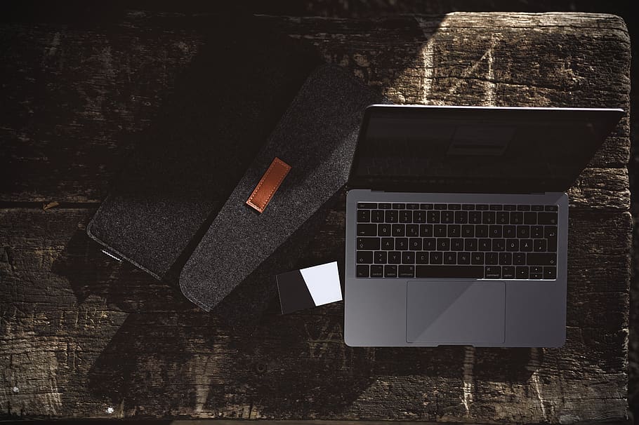 MacBook Pro, ordinador, PC, electrònica, portàtil, maquinari, maquinari de l'ordinador, teclat, teclat d’ordinador, bossa, poma, quadern, mac, targeta de visita en blanc, programari, targeta de negocis, aigua, pantalla, monitor, pantalla lcd, tecnologia, cap gent, connexió, tecnologia sense fils, llum solar, comunicació, equips informàtics, dia, taula, a l'aire lliure, vista d’angle alt, naturalesa, ombra, mobles, funció de construcció de parets, monitor d’ordinador, 5K