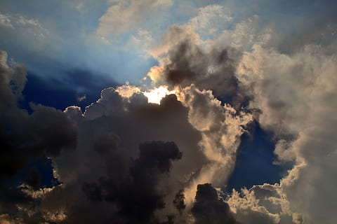 gris, des nuages, couverture, Soleil, bleu, ciel, beauté, cloudscape, nuageux, lumière, la nature, nuage - ciel, beauté dans la nature, personne, paysages - nature, orage, environnement, tranquillité, en plein air, journée, lumière du soleil, faible angle de vue, ciel dramatique, arrière-plans, atmosphère, scène tranquille, vent, de mauvais augure, pouvoir dans la nature, climat, 4K, CC0, domaine public, libre de droits