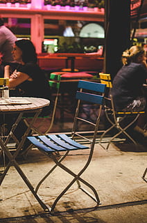 sedia blu vuota, sedia, posto a sedere, bar, tavolo, ristorante, persone reali, seduta, uomini, gruppo di persone, attività commerciale, caffè del marciapiede, architettura, persone accessorie, persone, rilassamento, città, attività di svago, stili di vita, giorno, all'aperto, 4K, CC0, dominio pubblico, privo di copyright