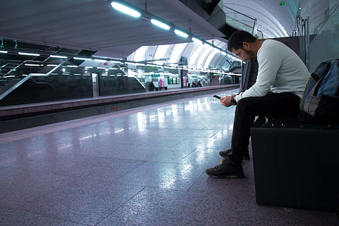 uomo, seduta, utilizzando, smartphone, stazione ferroviaria, in casa, uomini, una persona, persone reali, illuminato, vista laterale, adulto, viaggio, mezzi di trasporto, lunghezza intera, pavimentazione, in piedi, architettura, piastrella, abbigliamento casual, persone accessorie, occupazione, maschi, bagaglio, pavimento piastrellato, 5K, CC0, dominio pubblico, privo di copyright