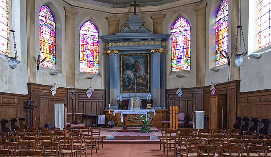 església buida, arquitectura, altar, edifici, a l'interior, cadira, mobles, 1 rue du moustier, thorigny-sur-marne, França, disseny d'interiors, passadís, eglise, Església, humà, persona, absis, sòls, habitació, vestíbul, catedral, religió, creença, lloc de culte, espiritualitat, art i artesania, estructura construïda, representació humana, seient, representació, cap gent, escultura, dia, estàtua, destinacions de viatge, mural, 5K, CC0, domini públic, lliure de regalies