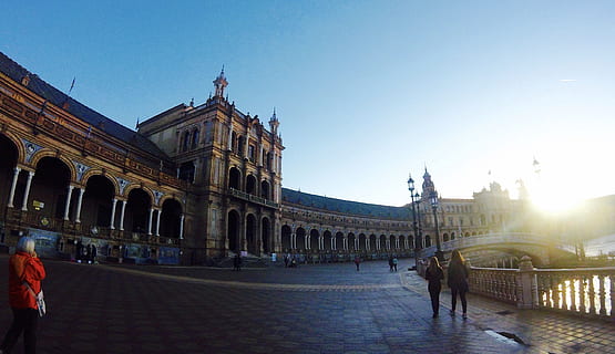 Spagna, architettura, esterno dell'edificio, struttura costruita, cielo, gruppo di persone, destinazioni di viaggio, viaggio, città, natura, persone reali, folla, turismo, il passato, storia, grande gruppo di persone, cielo sereno, uomini, adulto, donne, costruzione, arco, all'aperto, colonna architettonica, 2K, CC0, dominio pubblico, privo di copyright