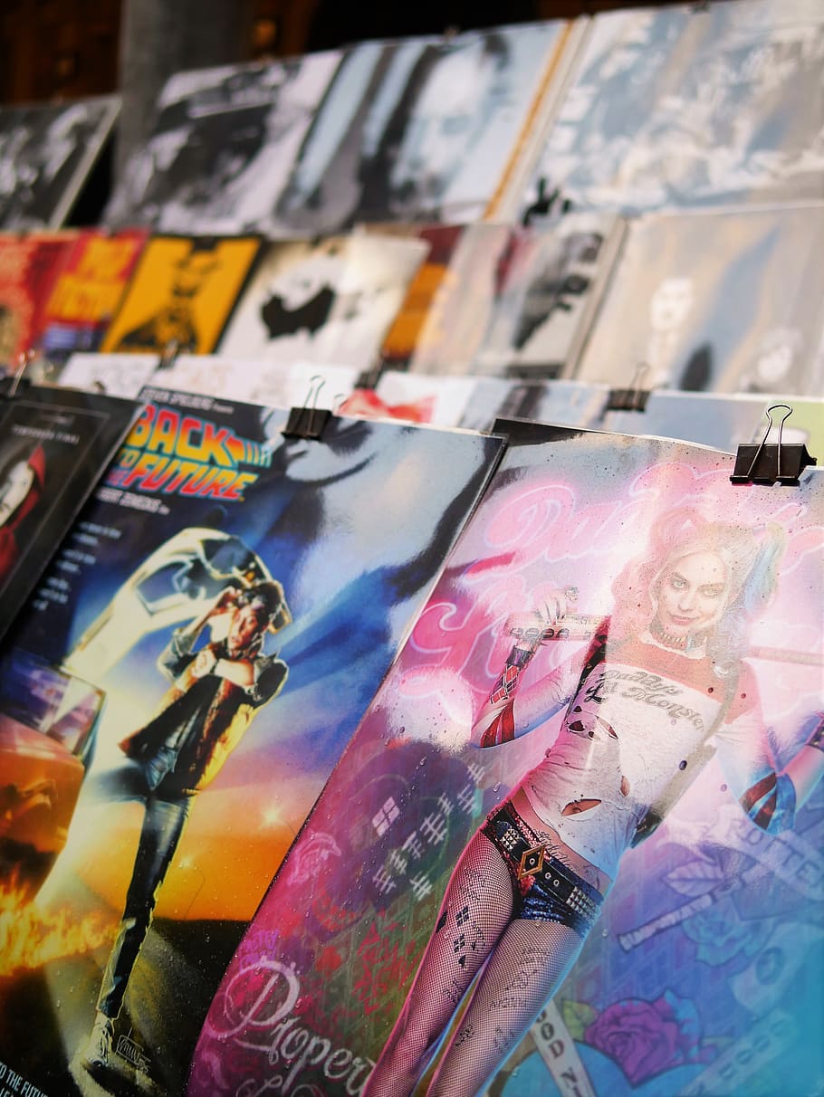 Comic-Sammlung, mehrfarbig, keine Leute, menschliche Darstellung, Kunst und Handwerk, Kreativität, Variation, Kommunikation, Wahl, männliche Ähnlichkeit, zu verkaufen, Nahansicht, drinnen, Graffiti, Hintergründe, Text, Tag, unordentlich, Vollbild, Darstellung, 4K